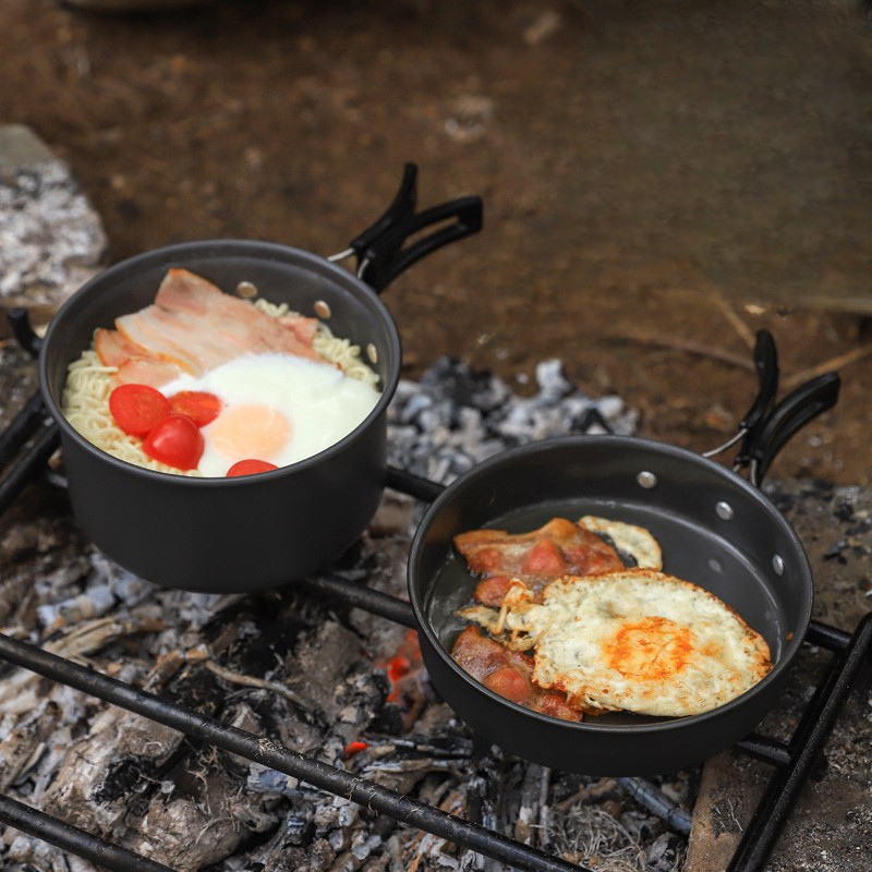 Camping pots and pans set