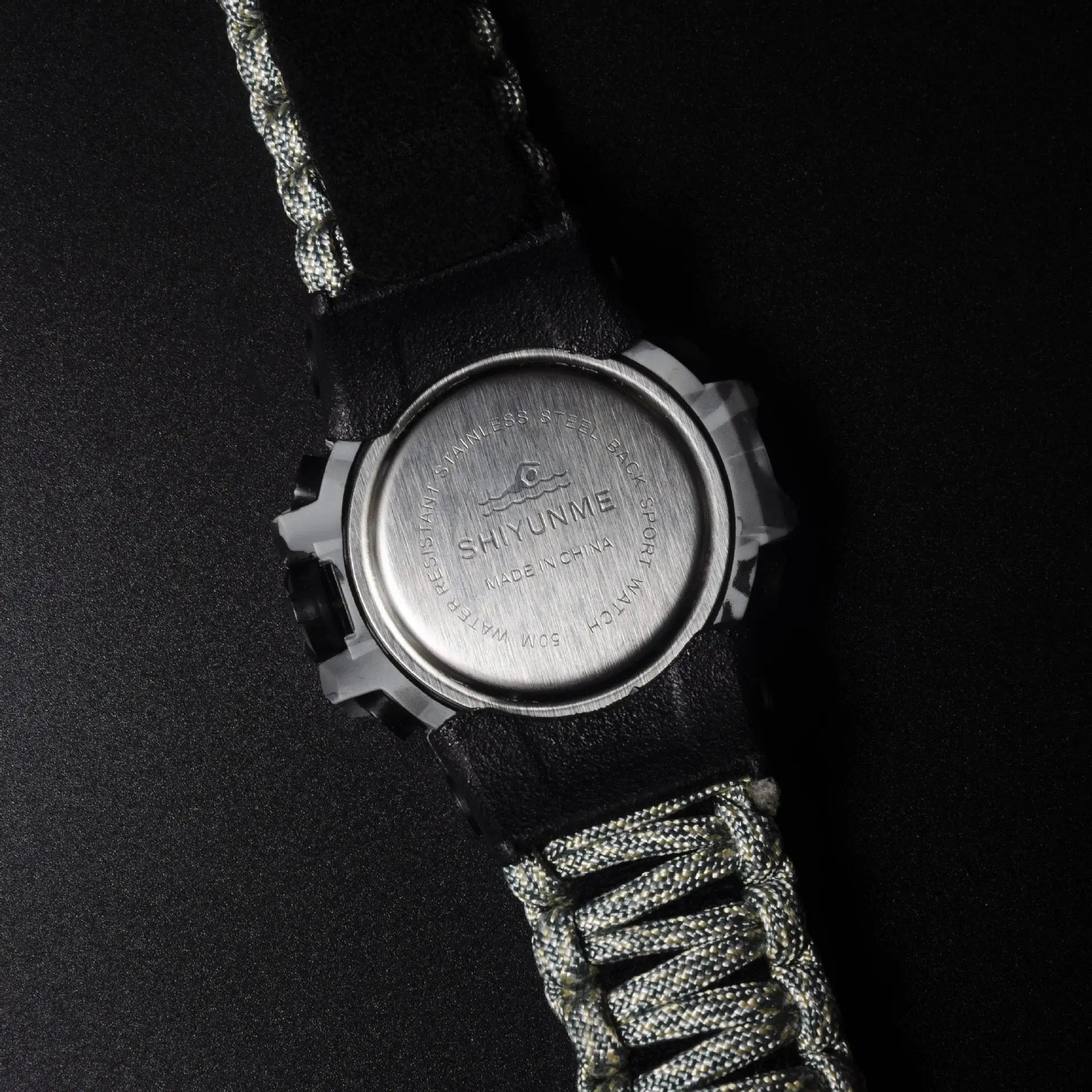 Montre militaire avec boussole