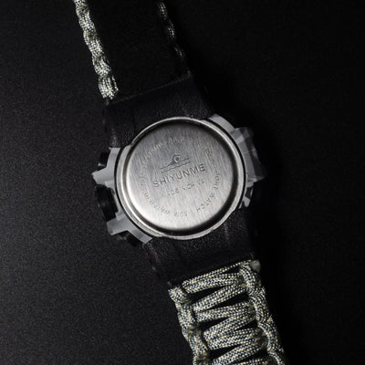 Montre militaire avec boussole
